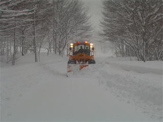 除雪ドーザによる新雪除雪作業